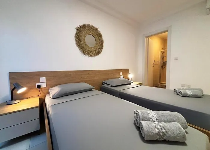 Paceville Glow Four *